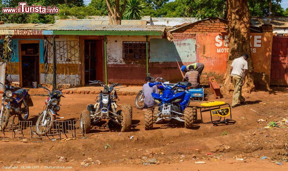 Immagine Un venditore di moto e quad lungo una strada di Lilongwe, Malawi - © JULIAN LOTT / Shutterstock.com