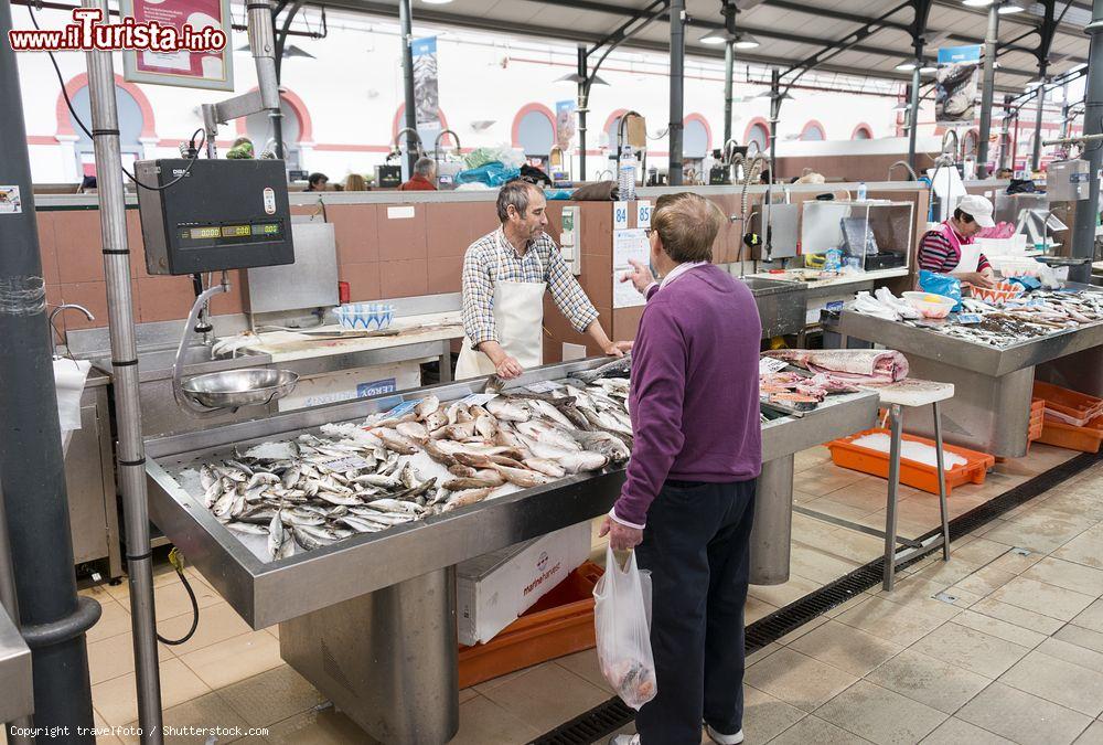 Immagine Un venditore di pesce al mercato di Loulé, Portogallo - © travelfoto / Shutterstock.com