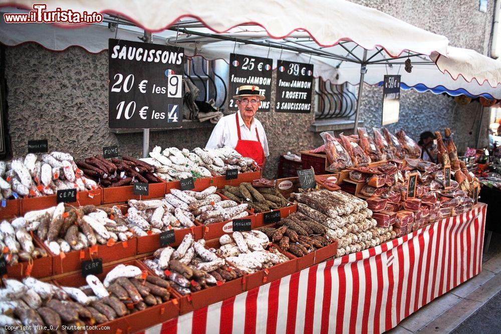 Immagine Un venditore di salsiccie in un mercatino lungo le strade di Barjac in Francia - © Mike_O / Shutterstock.com