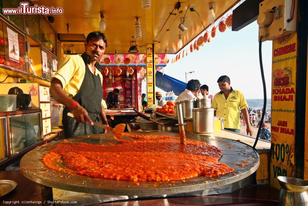 Immagine Un venditore di strada prepara cibo da fast food sulla spiaggia di Juhu a Mumbai, India - © silentwings / Shutterstock.com