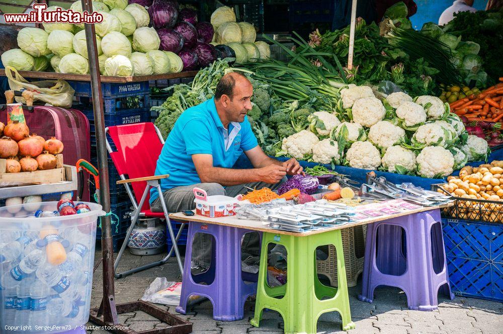 Immagine Un venditore di verdura in un mercato di Alanya, Turchia. Cavoli, cipolle, patate e melograni sono solo alcuni dei prodotti che si possono acquistare nei tipici mercati alimentari turchi - © SergeyPerm73 / Shutterstock.com