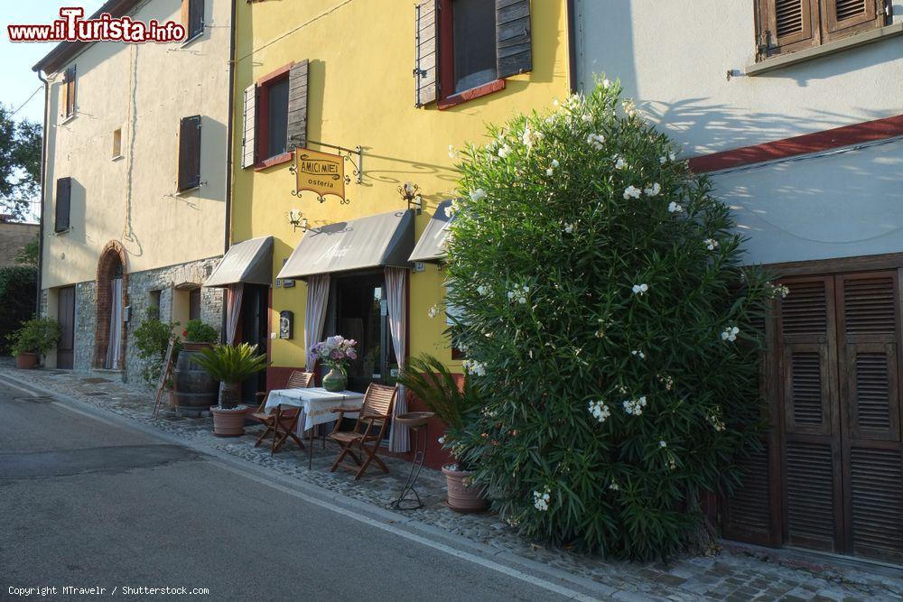 Immagine Un via del centro della frazione di Monte Colombo, comune di Montescudo-Monte Colombo in Romagna - © MTravelr / Shutterstock.com