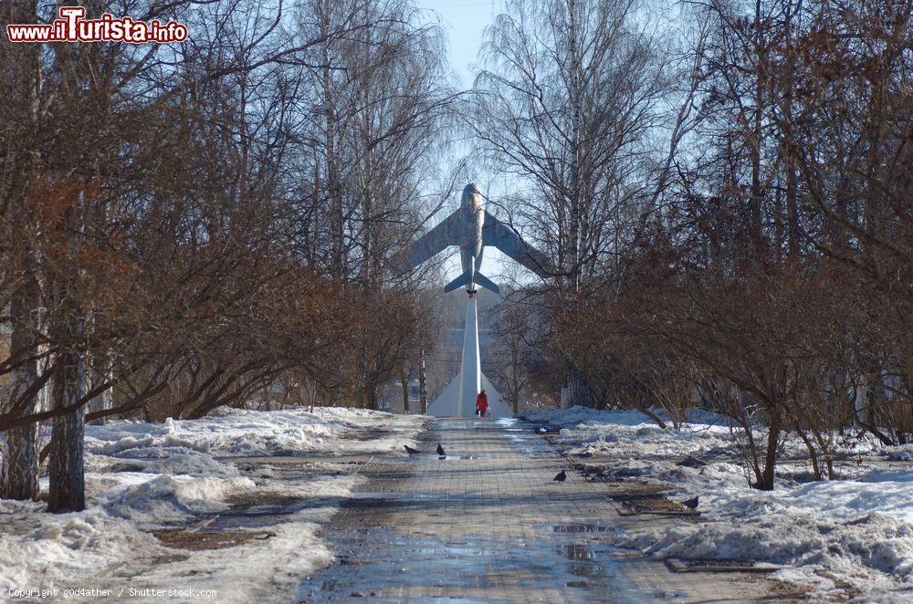 Immagine Un viale della città di Saransk (Russia) fotografato in inverno con la neve. Sullo sfondo, il monumento a un aereo militare - © g0d4ather / Shutterstock.com