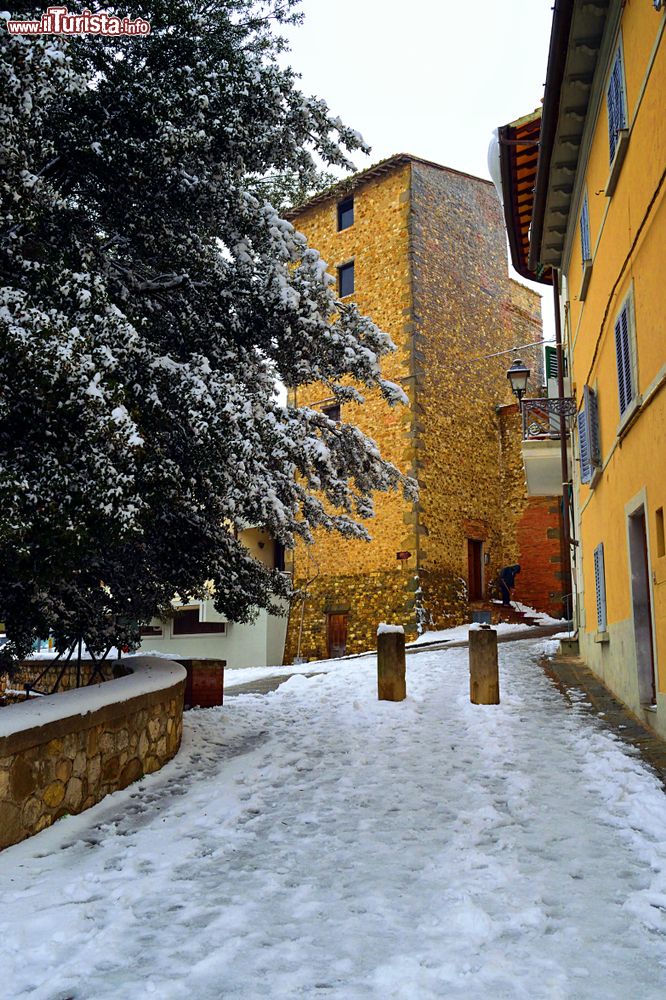 Immagine Un viale innevato nel centro del borgo medievale di San Casciano in Val di Pesa, Firenze (Toscana).