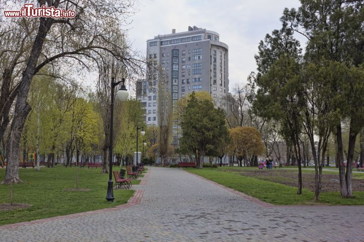 Immagine Un vialetto deserto in uno dei parchi a Kharkiv, Ucraina - © Valentyn1961 / Shutterstock.com