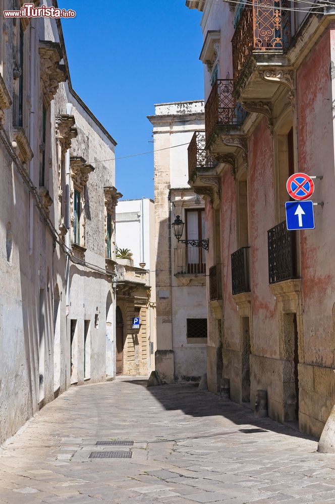 Immagine Un vialetto nel centro storico di Galatina, Puglia. Questo grazioso Comune della provincia di Lecce sorge su una leggera altura. Aderisce all'Associazione Nazionale Città del Vino ed è una città d'arte.
