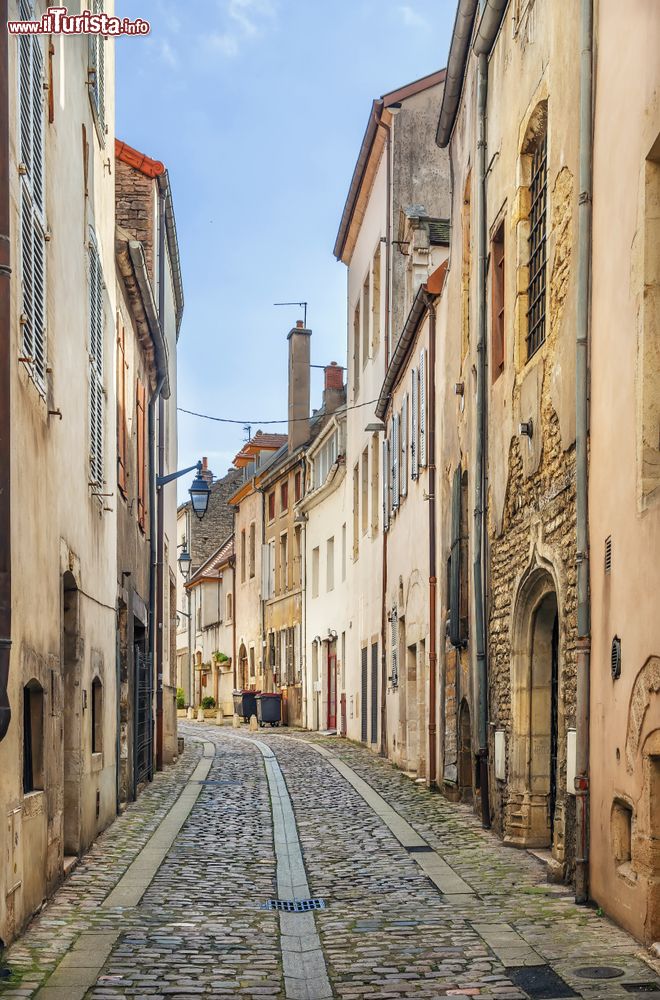 Immagine Un vicoletto acciottolato nel centro antico di Beaune, Francia, con le tipiche case affacciate.