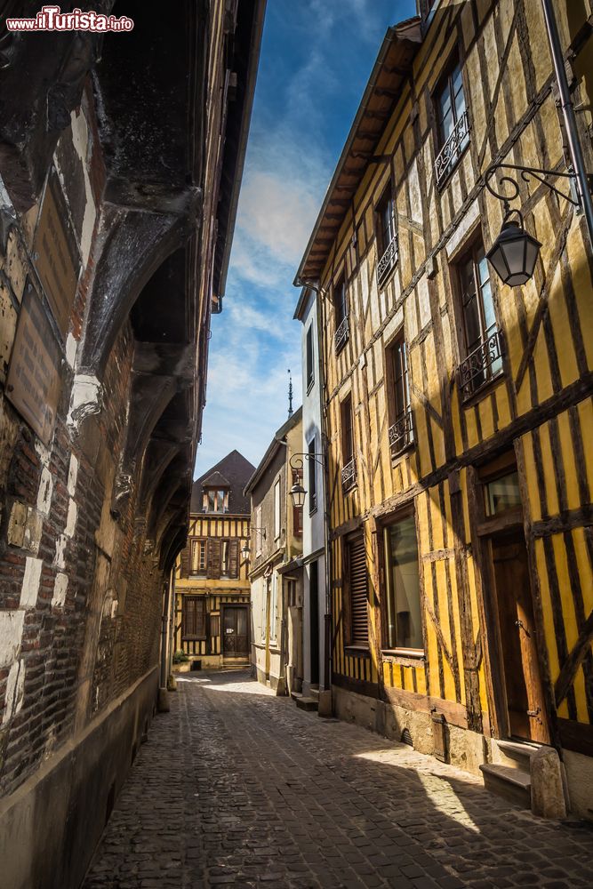 Immagine Un vicoletto con case a graticcio nel centro storico di Troyes, Francia.