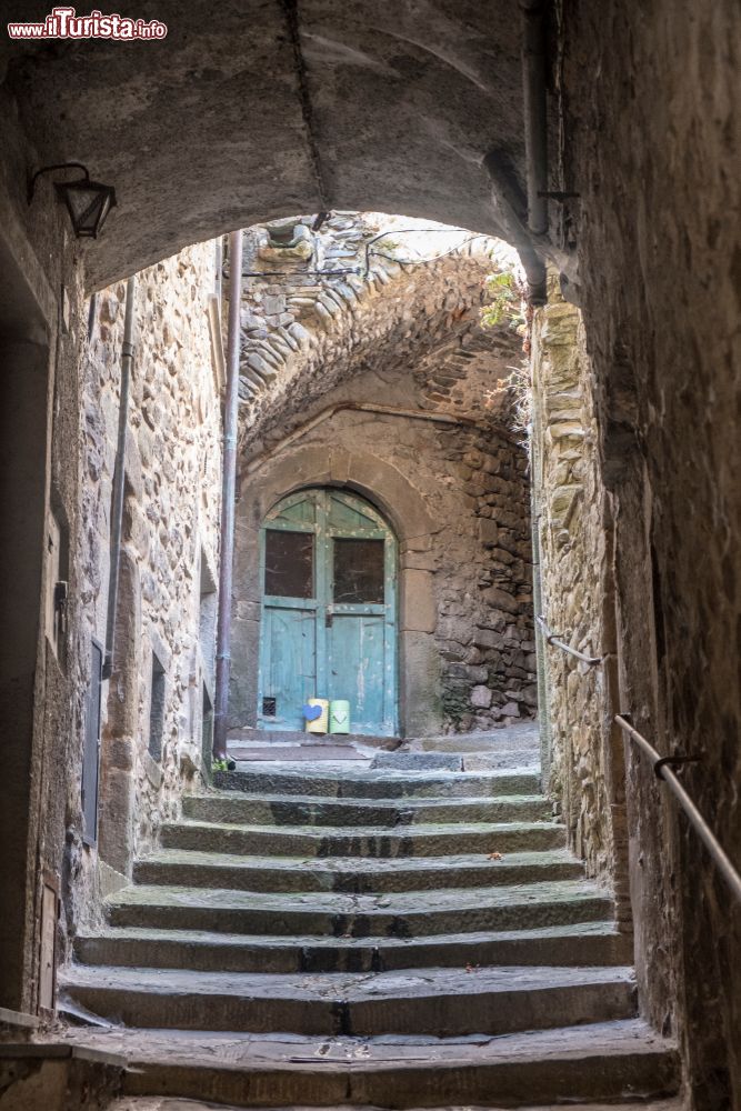 Immagine Un vicoletto con gradini nel centro storico di Pontremoli, provincia di Massa Carrara, Toscana.