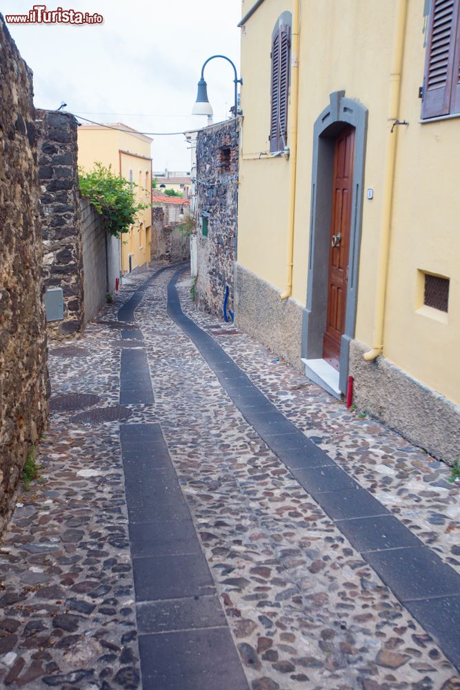 Immagine Un vicoletto con pavimentazione in ciottoli nel centro di Orosei, Sardegna.