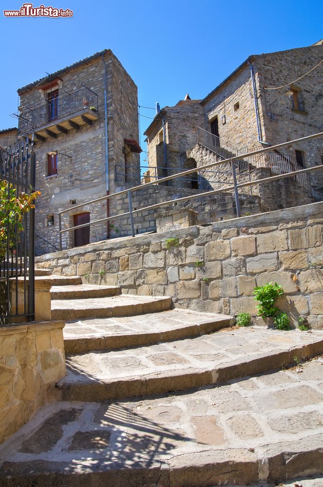 Immagine Un vicoletto con scalini nel centro storico di Guardia Perticara, Basilicata. Salendo sino al castello si domina l'intera valle del Sauro.