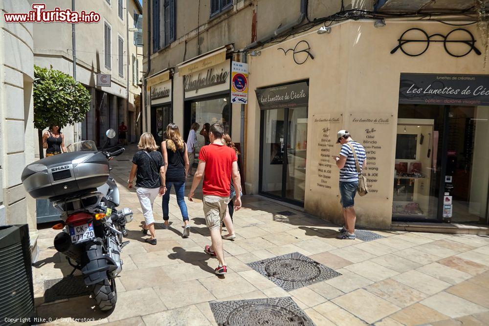 Immagine Un vicoletto del centro cittadino di Nimes con gente a passeggio, Occitania (Francia) - © Mike_O / Shutterstock.com