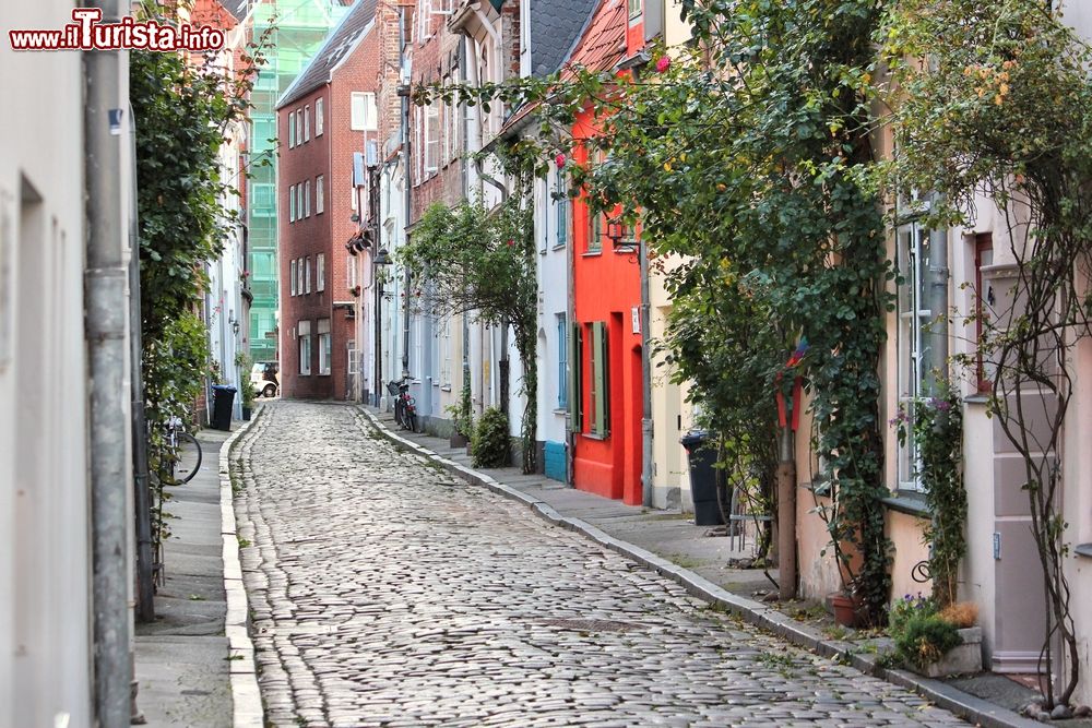 Immagine Un vicoletto del centro storico cittadino a Lubecca, Germania.