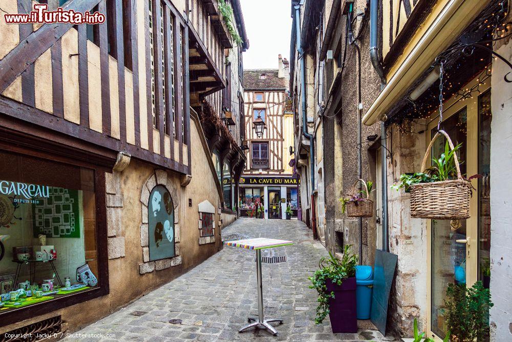 Immagine Un vicoletto del centro storico di Beaune, Francia, con le tipiche case a graticcio - © Jacky D / Shutterstock.com