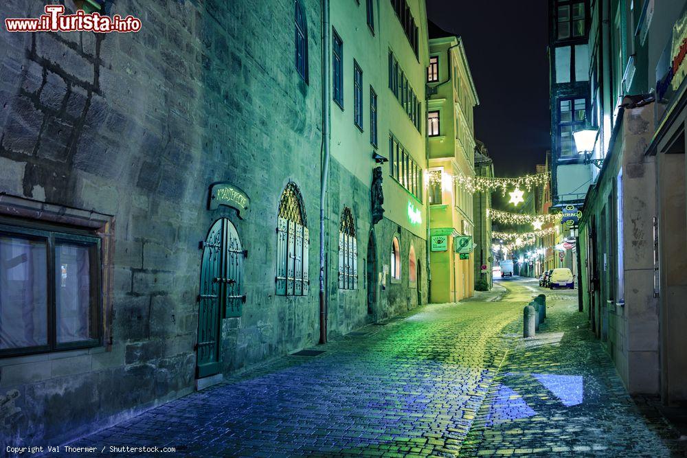 Immagine Un vicoletto del centro storico di Coburgo (Germania) di notte nei pressi della piazza del mercato - © Val Thoermer / Shutterstock.com