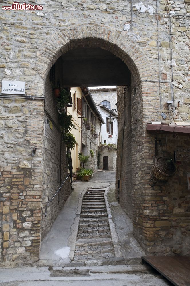 Immagine Un vicoletto di Bevagna, Umbria, Italia. Da piazza Giuseppe Garibaldi ci si incammina verso il centro storico del borgo attraversando strette vie dall'atmosfera medievale.