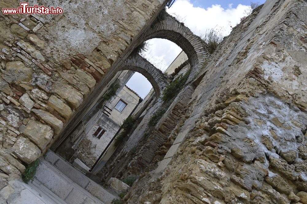 Immagine Un vicoletto nel centro storico di Irsina, Basilicata. Sino al 1895 il borgo si chiamava Montepeloso con il significato di "terra fertile e ricca".