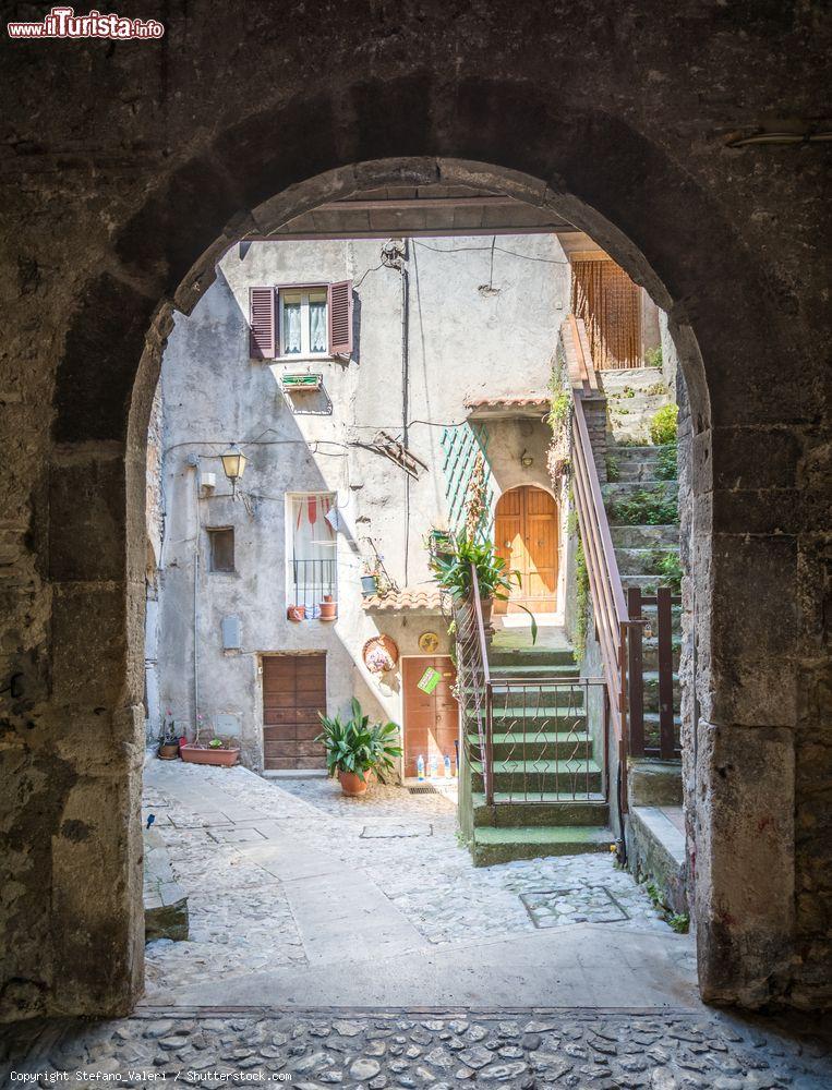 Immagine Un vicoletto nel centro storico di Poggio Moiano, borgo rurale in provincia di Rieti (Lazio) - © Stefano_Valeri / Shutterstock.com