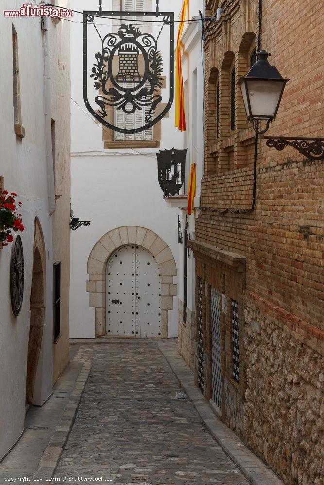 Immagine Un vicoletto nel centro storico di Sitges, Spagna. Siamo nella costa Dorada all'interno del Parco del Garraf, a soli 30 minuti da Barcellona - © Lev Levin / Shutterstock.com