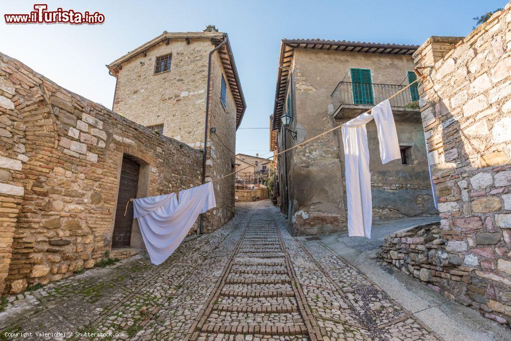 Immagine Un vicolo del borgo antico di Montefalco con le case in pietra e mattoni, provincia di Perugia - © ValerioMei / Shutterstock.com