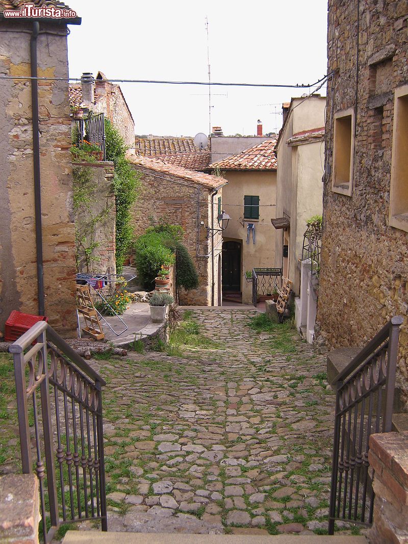 Immagine Un vicolo del centro di Montescudaio in Toscana. Siamo in Provincia di Pisa non lontano dalla costa tirrenica - © Etienne (Li) - CC BY-SA 3.0, Wikipedia