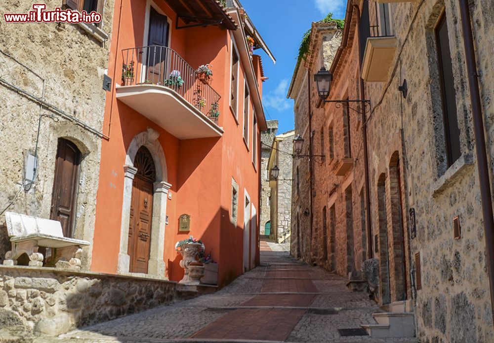 Immagine Un vicolo del centro storico di Aquino nel Lazio. Il paese offre scorci dell'antico borgo medievale - ©  www.aquinoturismo.it