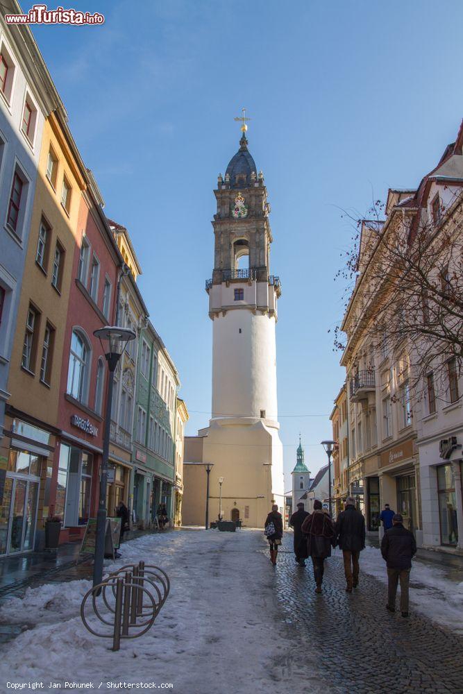 Immagine Un vicolo del centro storico di Bautzen (Germania) in inverno con la neve. Sullo sfondo, una delle torri cittadine nota come Tower of the Rich - © Jan Pohunek / Shutterstock.com