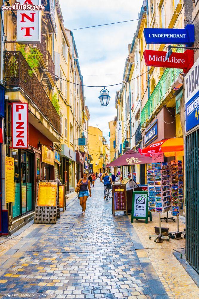 Immagine Un vicolo del centro storico di Narbona (Francia) con negozi di souvenir e ristoranti - © trabantos / Shutterstock.com