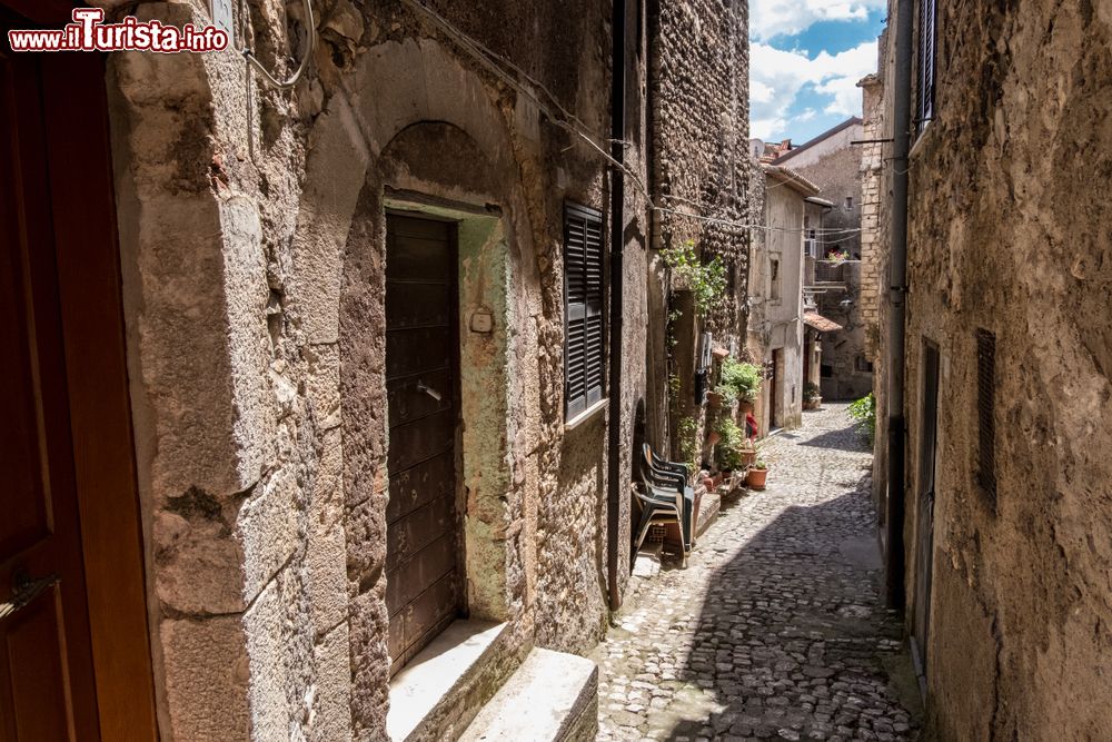 Immagine Un vicolo del centro storico di Sermoneta, borgo del Lazio. Completamente circondato da mura poderose, questo villaggio sorge su un colle d'ulivi.