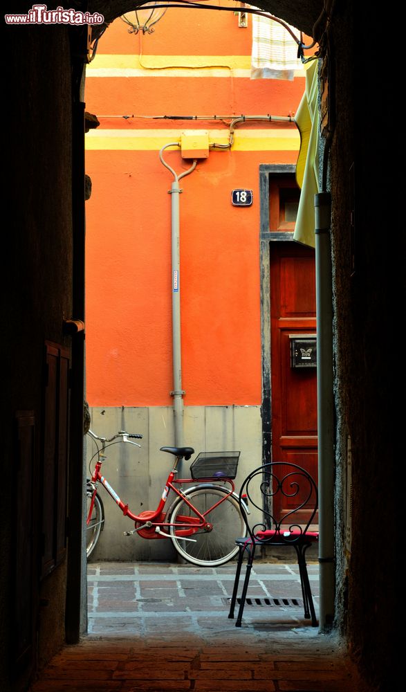 Immagine Un vicolo del centro storico di Spotorno, provincia di Savona, Liguria.