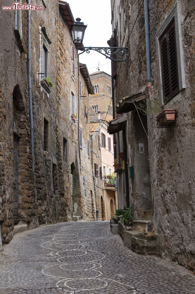Immagine Un vicolo del centro storico di Sutri, Lazio