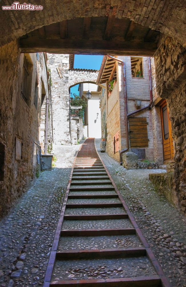 Immagine Un vicolo del paese di San Gemini, provincia di Terni, Umbria. Il centro abitato di questa località sorge sui resti di un piccolo insediamento di epoca romana.