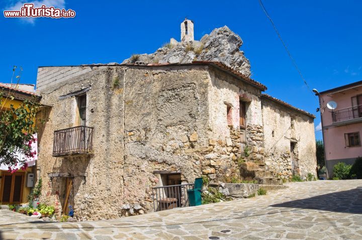 Immagine Un vicolo del vecchio centro storico di Satriano di Lucania, Basilicata - © Mi.Ti. / Shutterstock.com