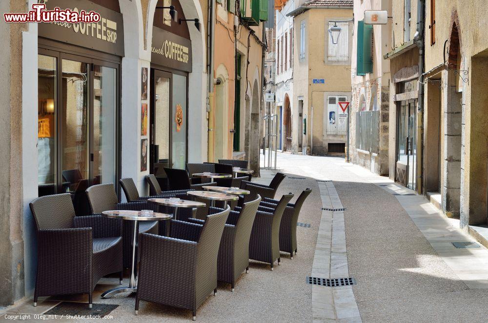 Immagine Un vicolo di Auch con i tavoli e le sedie nel dehor di un ristorante, Francia - © Oleg_Mit / Shutterstock.com