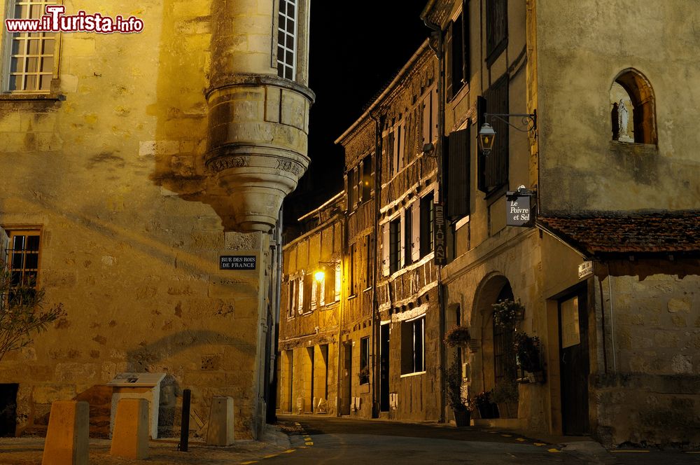 Immagine Un vicolo di Bergerac (Francia) illuminato di notte.
