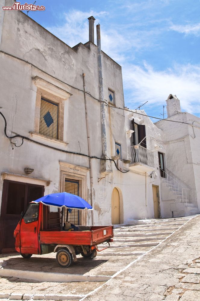 Immagine Un vicolo di Ceglie Messapica, Salento, con un veicolo Ape parcheggiato (Puglia).