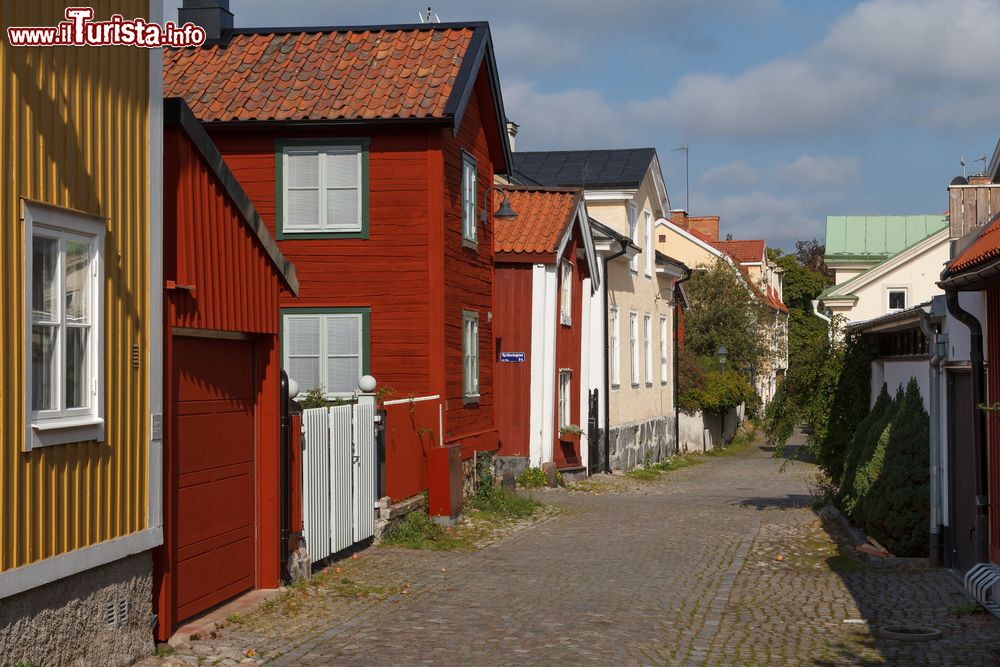 Immagine Un vicolo di Vasteras con le tipiche abitazioni, Svezia.