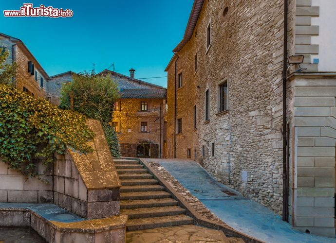 Immagine Un vicolo fotografato di notte a Palazzuolo sul Senio, Toscana - © GoneWithTheWind / Shutterstock.com