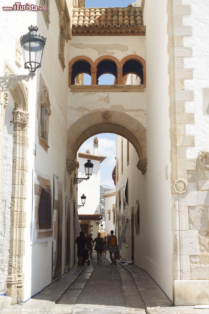 Immagine Un vicolo fra Palazzo Maricel e il museo Cau Ferrat nella cittadina mediterranea di Sitges, Spagna - © Pilar Andreu Rovira / Shutterstock.com