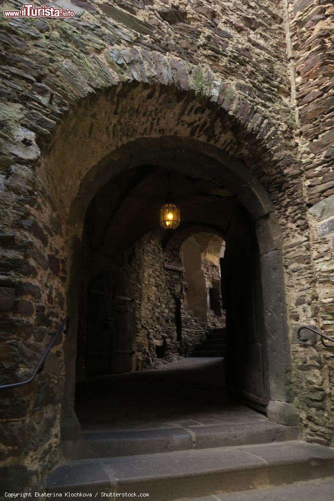 Immagine Un vicolo in pietra all'interno del castello di Eltz, Wierschem, Germania - © Ekaterina Klochkova / Shutterstock.com