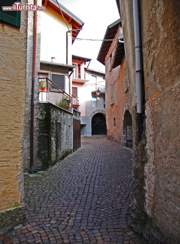 Immagine Un vicolo nel centro storico di Agra, vicino al lago Maggiore in Lombardia - © www.comune.agra.va.it