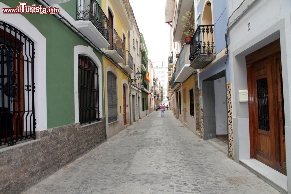 Immagine Un vicolo nel centro storico di Cullera, provincia di Valencia, Spagna. La cittadina ospita importanti testimonianze del passato.