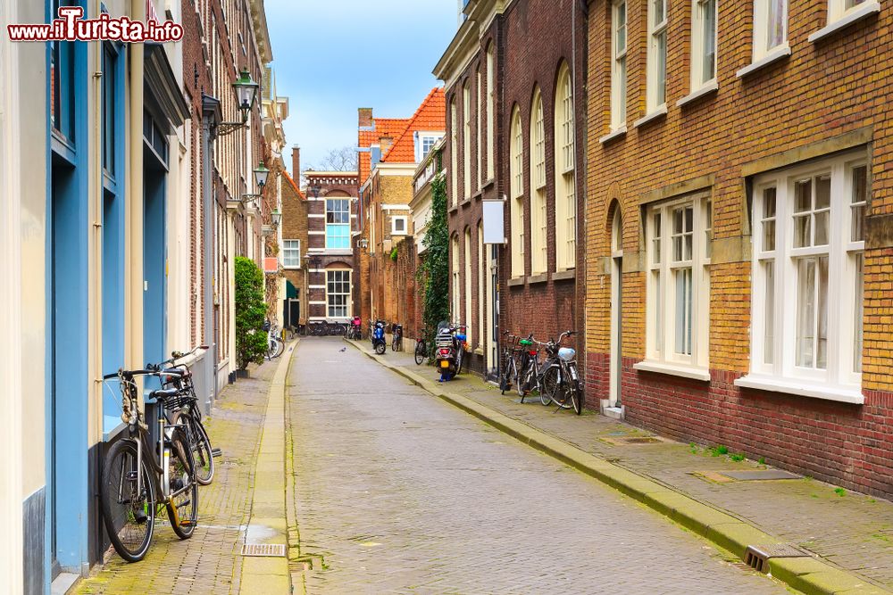 Immagine Un vicolo nel centro storico di Den haag, Olanda, con le immancabili biciclette.