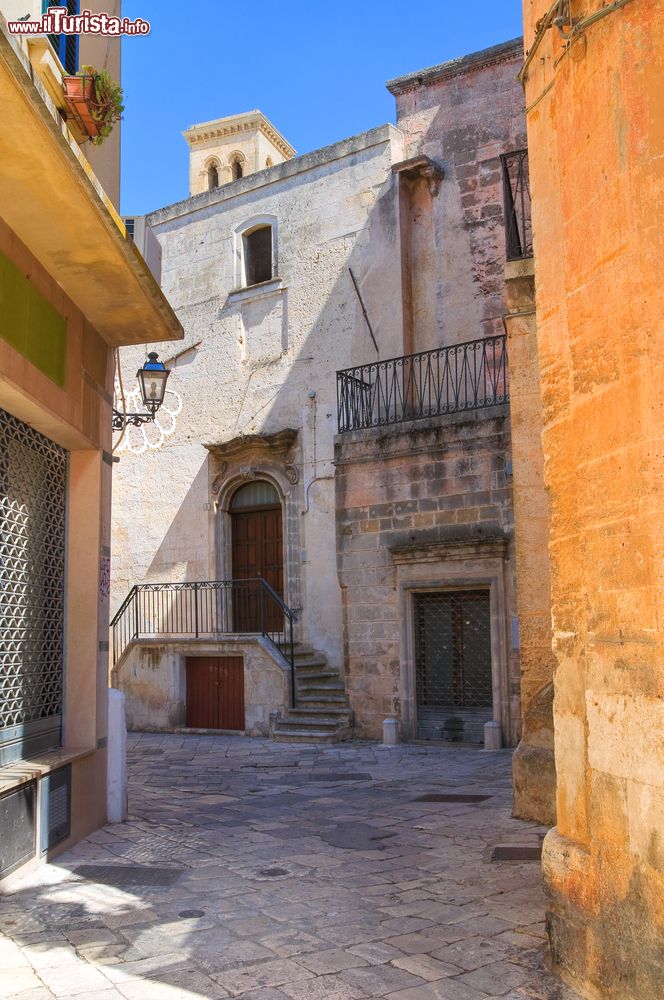 Immagine Un vicolo nel centro storico di Manduria, Puglia, Italia. La cittadina è situata sulle murge tarantine a 79 metri sul livello del mare.
