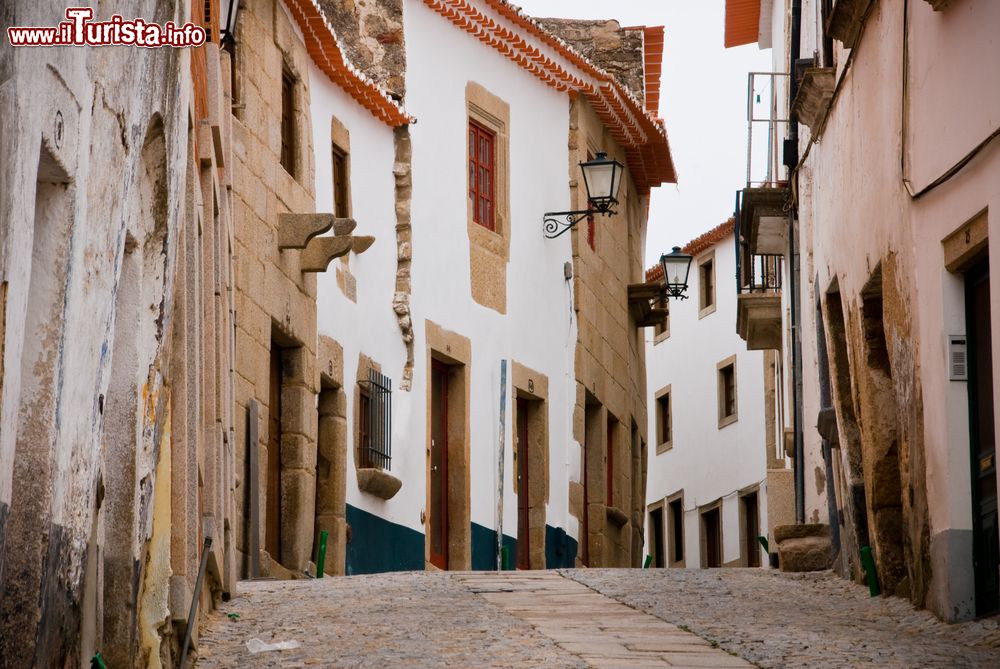 Immagine Un vicolo nel centro storico di Miranda do Douro, Portogallo. I vicoli della vecchia città nascondo edifici dalle facciate altere.