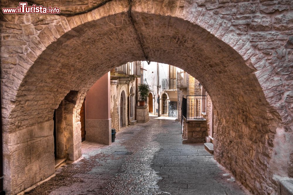 Immagine Un vicolo nel centro storico di Palo del Colle, Puglia. Siamo a meno di 15 chilometri da Bari, sul primo gradino delle Murge. Passeggiando per questa graziosa località è facile tornare all'epoca del Medievo soprattutto nei giorni del Palio del Viccio, una sfida fra quartieri che si svolge l'ultimo giorno di carnevale.