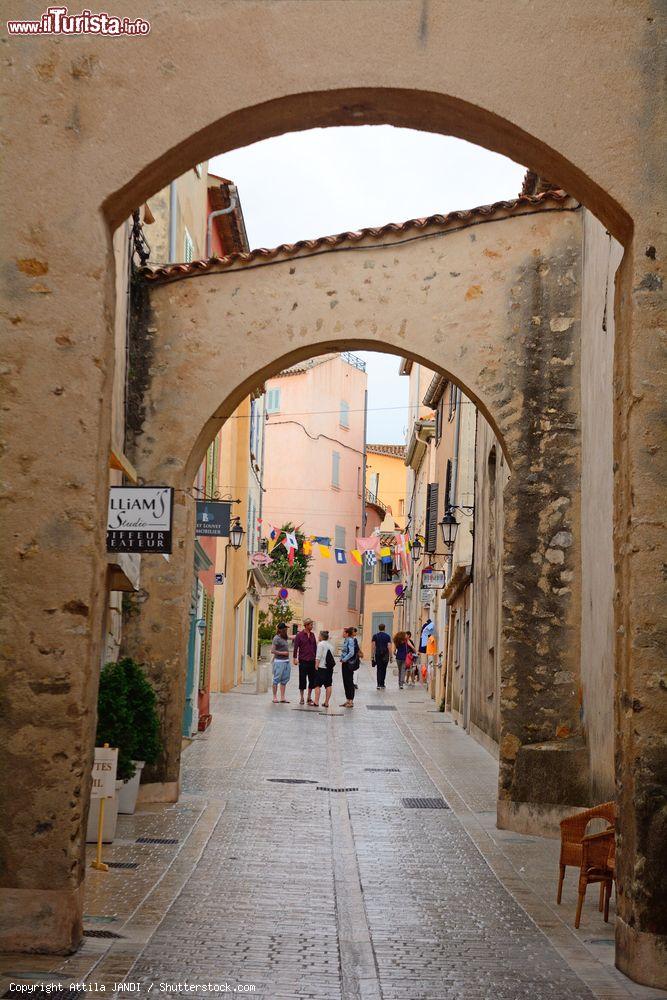 Immagine Un vicolo nel centro storico di Saint-Tropez, cittadina medievale (Francia) - © Attila JANDI / Shutterstock.com