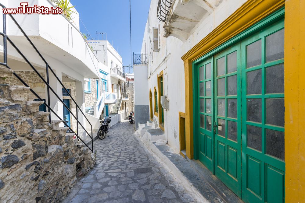 Immagine Un vicolo nel centro storico di un villaggio sull'isola di Kalymnos, Grecia.