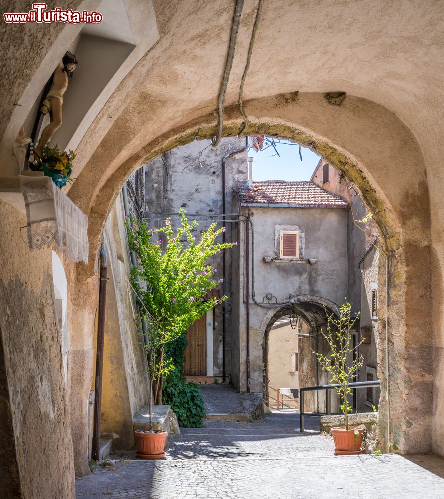 Immagine Un vicolo nel cuore storico di Villalago borgo pittoresco dell'Abruzzo