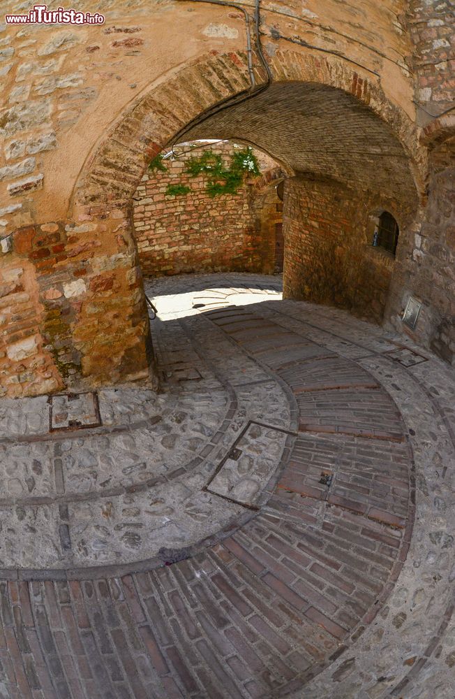 Immagine Un vicolo nella città medievale di Spello, Umbria. Da notare la caratteristica pavimentazione in mattoni, pietra e cemento.